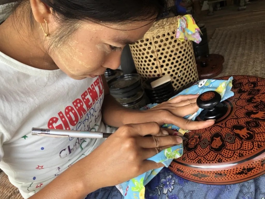 A Kanyit sculptor in Bagan A%20worker%20in%20Bagan%20Myanmar%20%C2%A9Yamaga%20Lacquerware%20Shop%20%E5%B1%B1%E5%AE%B6%E6%BC%86%E5%99%A8%E5%BA%97%20Japan